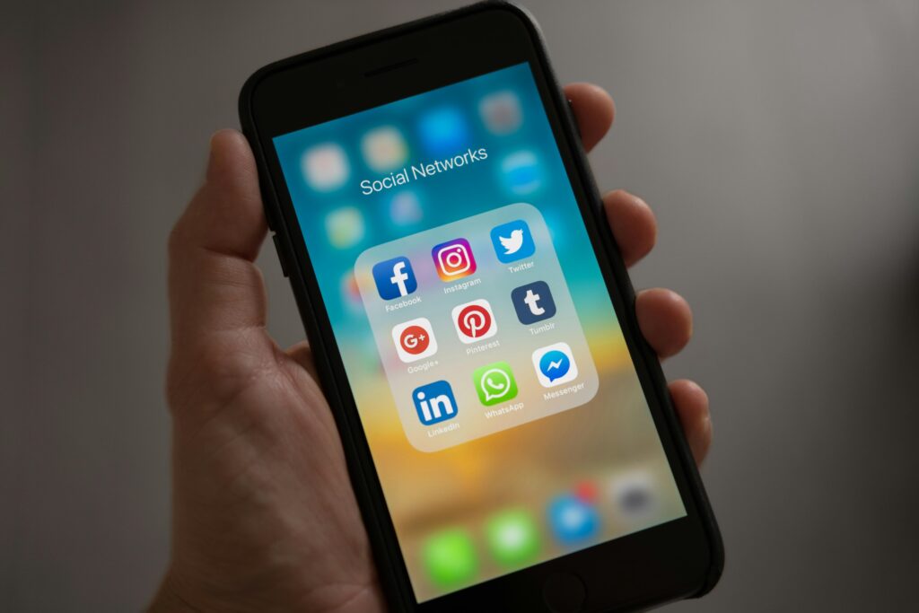 Smartphone met social media-apps zoals Facebook, Instagram, Twitter en LinkedIn – dit zijn essentiele digitale marketing kanalen 