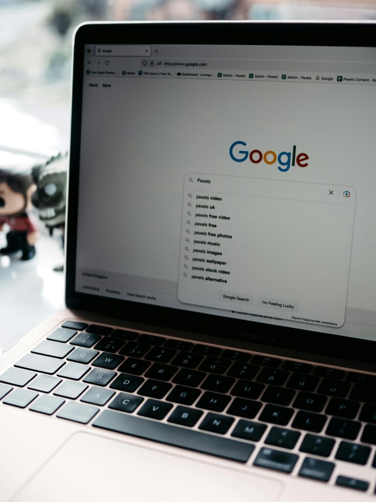 Laptop met geopende Google-zoekpagina, waarop een zoekopdracht wordt ingevoerd, symbool voor SEO en online vindbaarheid van bedrijven.